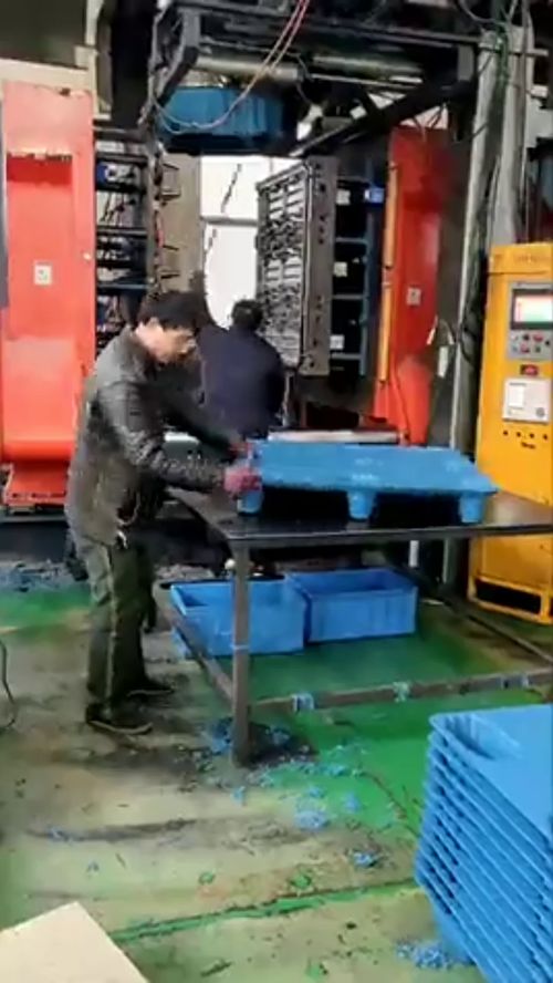 工廠倉(cāng)庫(kù)用的托盤,原來(lái)是這樣生產(chǎn)的,我以為像鋁錠那樣做的呢